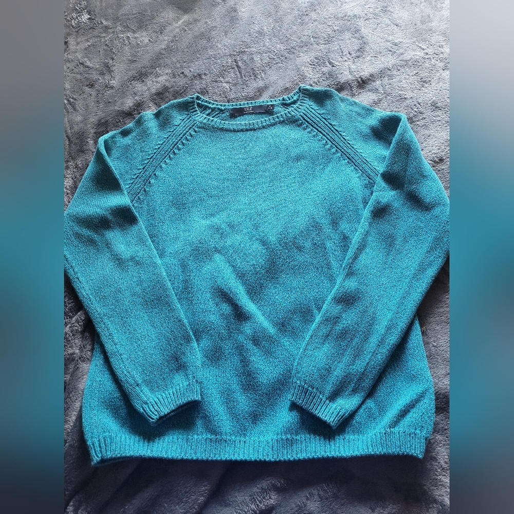 Isle Essentials womans sweater. Size medium.